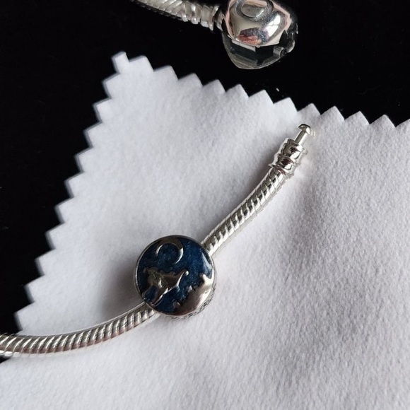 Pandora x Disney Aladdin and Princess Jasmine Magic Carpet Charm - Picture 7 of 15